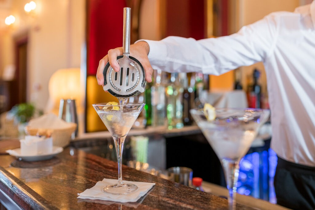 Bartender prepara cocktail nel nostro lounge bar